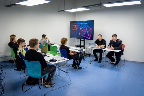 Школьники Владивостока будут получать знания по кибербезопасности от FESCO