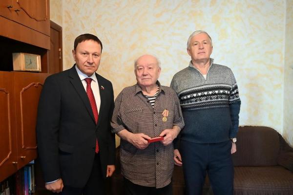 Александр Ролик вручил медали Почётным гражданам Приморского края