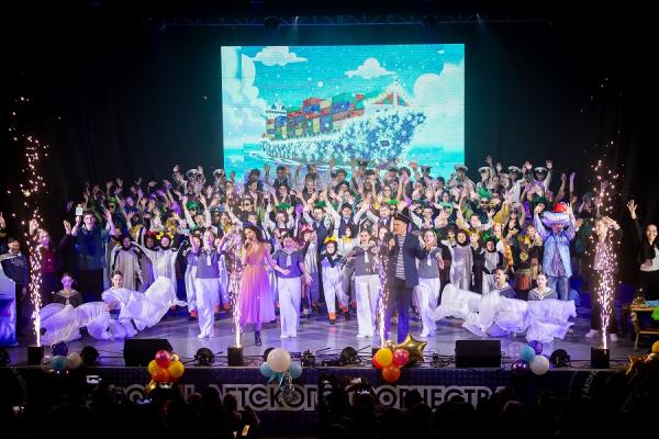 FESCO подарила новогоднее шоу сотням детей Приморья