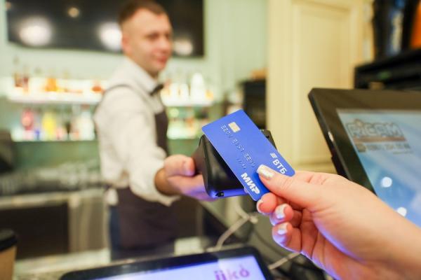 ВТБ: россияне оставляли больше чаевых на новогодних праздниках