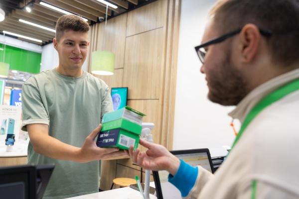 Приморцы дарили ноутбуки и умные часы на гендерные праздники