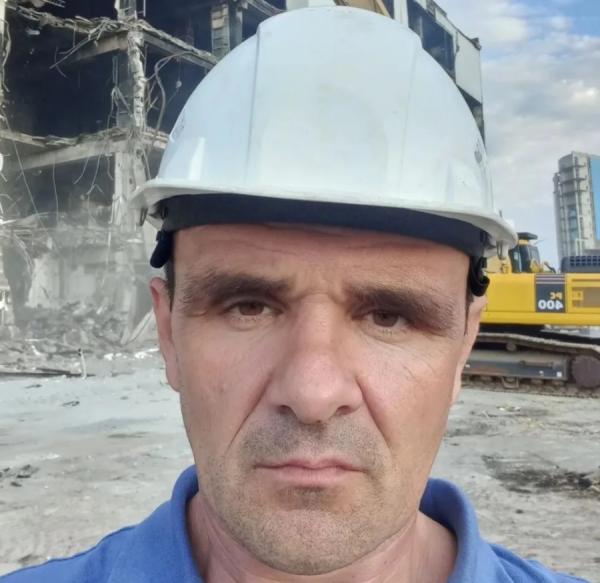 Руслан Писков, предприниматель. Родился в 1979 г. в Волгограде, позже переехал в Амурскую область. Окончил железнодорожный техникум. В 1997 г. ушел в армию, служил на ТОФе, здесь и остался после армии. Позже окончил Иркутский государственный технический университет по специальности «Инженер. Городское строительство и хозяйство». Работал в службе пожарной безопасности Минобороны. Попробовал себя в разных направлениях бизнеса: строительство, услуги, производство, туризм. Осенью 2025 г. подписал контракт на СВО. ФОТО: предоставил Р. Писков |  «Деньги можно заработать, а жизнь и здоровье – не купишь»