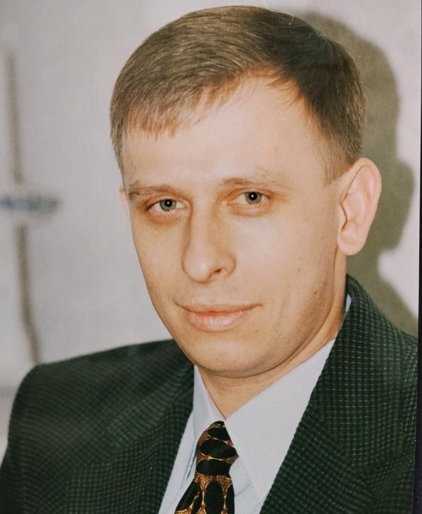 РАТКИН Юрий Михайлович, 29 лет. МЕСТО РОЖДЕНИЯ: Приморский край, пос. Новошахтинский. ОБРАЗОВАНИЕ: ДВИМУ, электромеханический факультет (1987–93); Дальневосточная высшая школа менеджмента, специальность "стратегическое управление" (1998–2000). Владеет английским языком. КАРЬЕРА: электрик, электромеханик на судах ДМП (1993); торговый представитель (1994) и менеджер по продажам(1995-97) в компании "Вирэй" (дистрибьютор Procter & Gamble). С июня 1997 г. — во владивостокском представительстве Stimorol (менеджер по мерчендайзингу — менеджер по продажам — глава представительства). СЕМЕЙНОЕ ПОЛОЖЕНИЕ: женат, сын и дочь.  АВТОМОБИЛЬ: м/а "Таун Айс", служебный. СРЕДСТВО ОТ СТРЕССА: "минуты спокойного одиночества". |  «Когда бьёшься и ничего не получается — твоей карьере наносится вред»