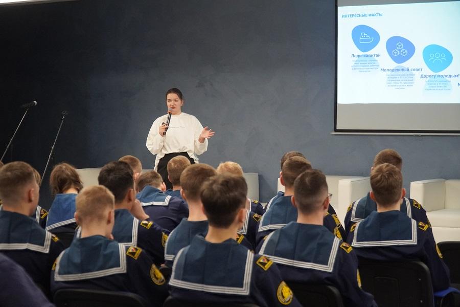 пресс-центр МГУ им. адм. Г.И. Невельского |  FESCO поддержала карьерный марафон в МГУ им. Невельского