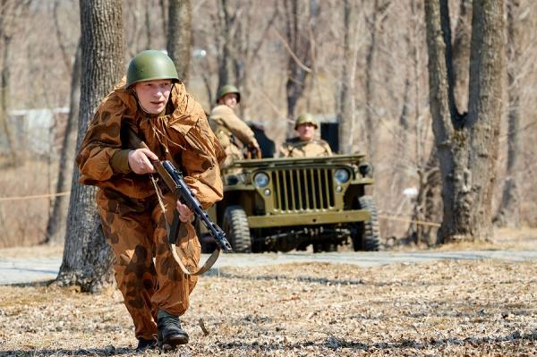 Танк, боевые собаки и тысяча зрителей: как в ДВФУ воссоздали легендарное сражение Великой Отечественной