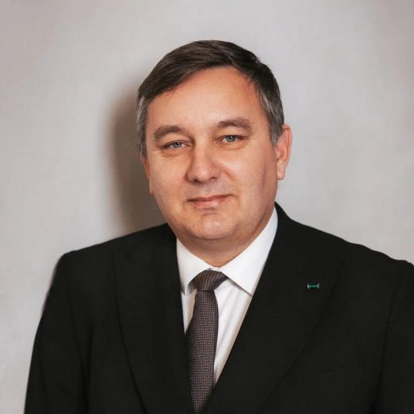Эдуард Мухаметов, начальник Главного управления Минюста РФ по Приморскому краю. Родился в 1970 г. в п. Чунский Чунского района Иркутской области. С 1988 по 1989 г. служил в Советской армии. В 1993 г. окончил Иркутский государственный университет. С 1992 по 2016 г. проходил службу в органах прокуратуры Иркутской области. С 2016 по 2021 г. – первый заместитель прокурора Ставропольского края, с 2021 по 2023 г. – первый заместитель прокурора Забайкальского края. Государственный советник юстиции 3-го класса. Заслуженный работник прокуратуры. Приказом министра юстиции РФ с 18 марта 2024 г. возглавил управление в Приморье. |  «Государство и право не разделимы»