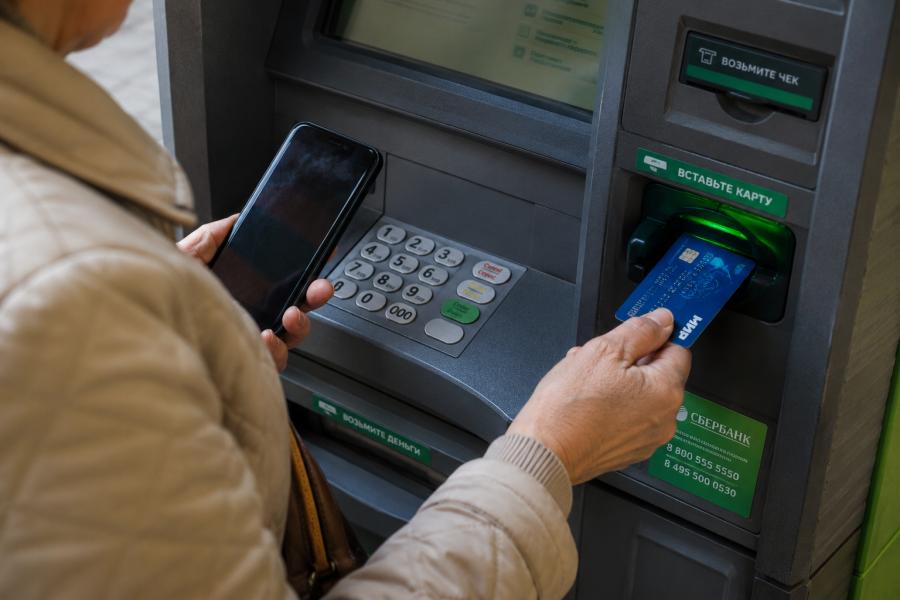 фото KONKURENT |  Почему в мае лучше не оставлять деньги на банковской карте