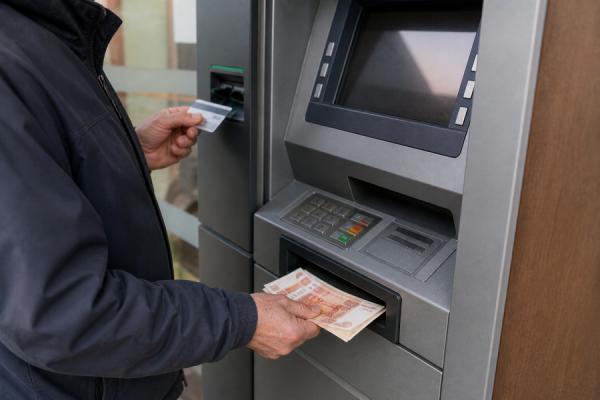 Почему до 1 июня лучше не снимать наличные с банковских карт