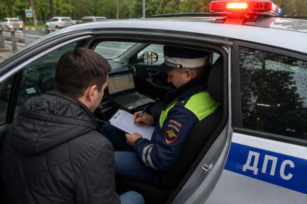 Водителей начнут уводить в патрульные машины ДПС. Что за новая практика инспекторов
