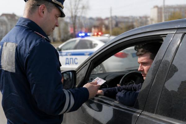 Почему в июне ГАИ начнет обращать повышенное внимание на машины с опущенными окнами