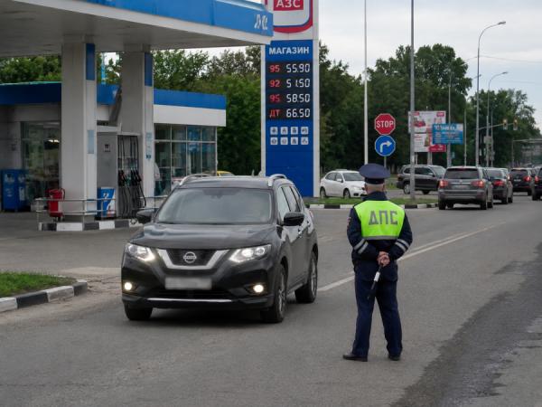 ГАИ стала поджидать водителей на выезде с АЗС: в чём дело