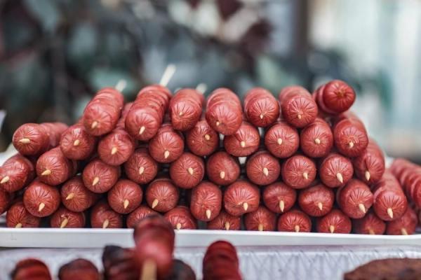 Можно смело покупать – там чистое мясо: названы лучшие марки сосисок