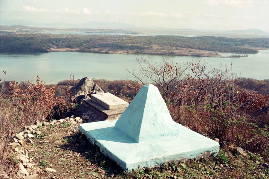 Все сакральные сооружения на сопке Заозерной были взорваны в результате ковровых бомбардировок и артобстрела возвышенностей во время Хасанских событий 1938г.