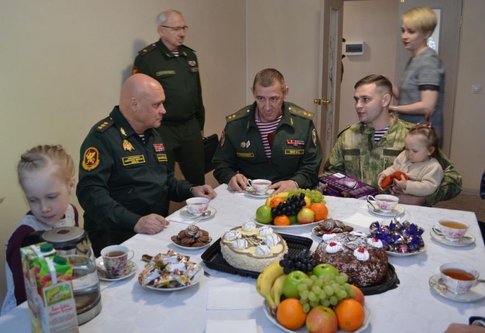 Родственники военнослужащего. Семья военнослужащего Росгвардия. Семья с военным в квартире. Военный за столом. Росгвардеец с семьей.